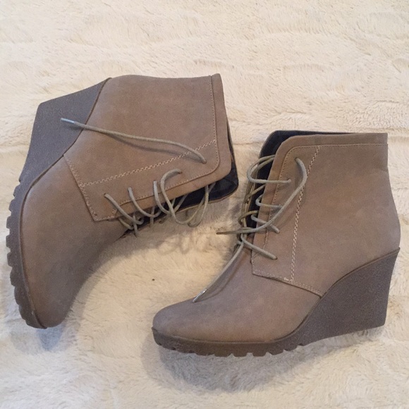 Reneeze Shoes - Reneeze Wedge Ankle Lace Up Boots Sz 10